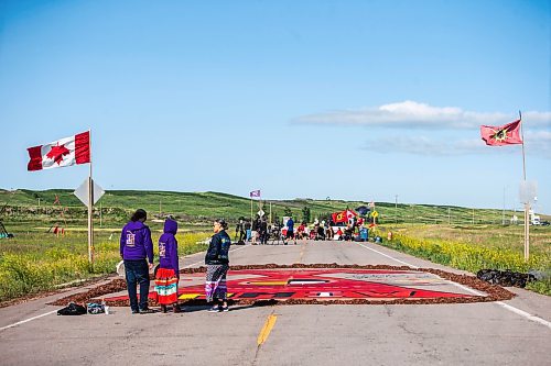 MIKAELA MACKENZIE / WINNIPEG FREE PRESS

Activists blockade Brady Road on Monday, July 10, 2023.  For Chris Kitching story.
Winnipeg Free Press 2023.