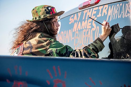 MIKAELA MACKENZIE / WINNIPEG FREE PRESS

Cambria Harris writes the victims names on a truck at the Brady Road blockade on Monday, July 10, 2023.  For Chris Kitching story.
Winnipeg Free Press 2023.