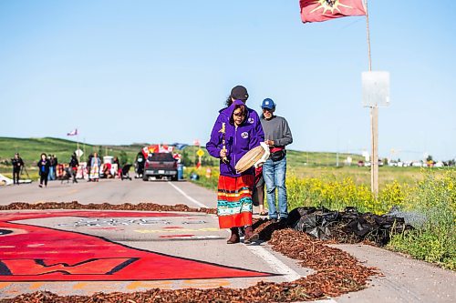 MIKAELA MACKENZIE / WINNIPEG FREE PRESS

Sue Caribou leads a drum song at the Brady Road blockade on Monday, July 10, 2023.  For Chris Kitching story.
Winnipeg Free Press 2023.