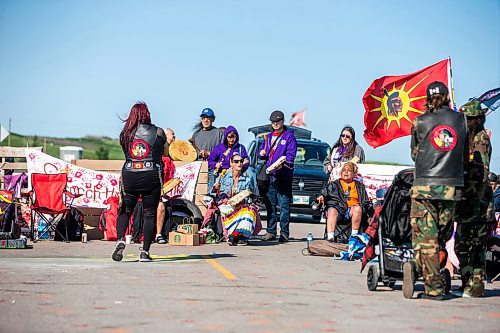 MIKAELA MACKENZIE / WINNIPEG FREE PRESS

Activists blockade Brady Road on Monday, July 10, 2023.  For Chris Kitching story.
Winnipeg Free Press 2023.