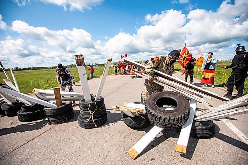 MIKAELA MACKENZIE / WINNIPEG FREE PRESS

Activists build up more of a blockade on Brady Road on Monday, July 10, 2023.  For Chris Kitching story.
Winnipeg Free Press 2023.