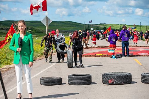 MIKAELA MACKENZIE / WINNIPEG FREE PRESS

Activists build up more of a blockade on Brady Road on Monday, July 10, 2023.  For Chris Kitching story.
Winnipeg Free Press 2023.