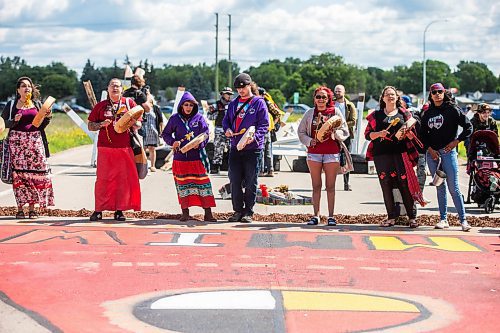 MIKAELA MACKENZIE / WINNIPEG FREE PRESS

Activists sing and drum at the Brady Road blockade on Monday, July 10, 2023.  For Chris Kitching story.
Winnipeg Free Press 2023.