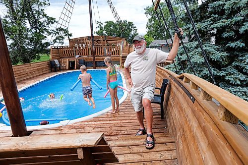 RUTH BONNEVILLE / WINNIPEG FREE PRESS
Doug Cook’s grandkids jump off the deck.