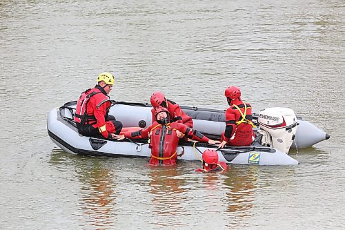 A student with the Manitoba Emergency Services College attempts to haul in a fellow student as part of course-end life-saving training exercises on the Assiniboine River near the walking bridge at the Riverbank Discovery Centre trails. Ten students and their evaluators took part in the all-day excercises between Dinsdale Park and the bridge on Wednesday. These exercises will continue in Brandon and Rivers until July 19. (Matt Goerzen/The Brandon Sun)