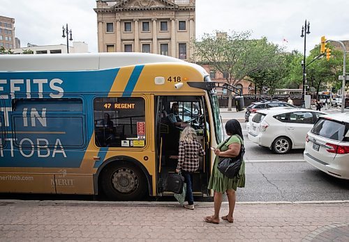 JESSICA LEE / WINNIPEG FREE PRESS

Pedestrians get on a bus on Main Street during rush hour July 12, 2023.

Reporter: Joyanne