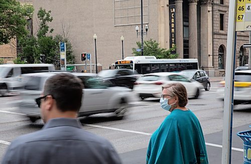 JESSICA LEE / WINNIPEG FREE PRESS

Pedestrians wait for buses on Main Street during rush hour July 12, 2023.

Reporter: Joyanne