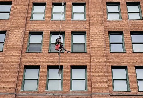 JESSICA LEE / WINNIPEG FREE PRESS

A window washer is photographed in the Exchange District July 12, 2023.

Stand up