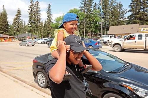 12072023
Randy Anderson of Little Saskatchewan First Nation carries his 18-month-old daughter Winter on his shoulders while walking in Wasagaming on Wednesday.  (Tim Smith/The Brandon Sun)