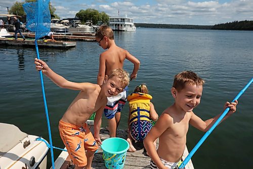 12072023
Axel Doerksen, Slater Doerksen, Avaya Hyatt and Gibson Doerksen try to catch minnows and other lake creatures while dipnetting at the Clear Lake Marina on Wednesday.  (Tim Smith/The Brandon Sun)