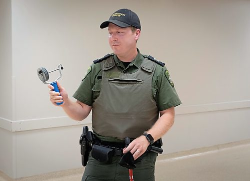 JESSICA LEE / WINNIPEG FREE PRESS

Officer Graeme Smith demonstrates using a noisemaker to scare off coyotes and carrying a walking stick for protection July 12, 2023 after a public information session on living with coyotes at Gateway Community Centre.

Reporter: Tessa