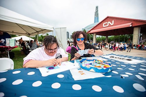 MIKAELA MACKENZIE / WINNIPEG FREE PRESS

Lisa Bergen (left) and Stephanie Magnusson make signs at the Disability Matters Vote Campaign at The Forks on Thursday, July 13, 2023. Standup.
Winnipeg Free Press 2023.