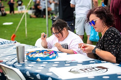 MIKAELA MACKENZIE / WINNIPEG FREE PRESS

Lisa Bergen (left) and Stephanie Magnusson make signs at the Disability Matters Vote Campaign at The Forks on Thursday, July 13, 2023. Standup.
Winnipeg Free Press 2023.