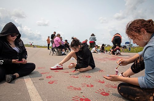 JESSICA LEE / WINNIPEG FREE PRESS

From left to right: Kiara Ross, Cassidy Assiniboine and Mackenzie Thompson make red hand prints at the Brady Landfill blockade July 13, 2023. 

Reporter: Tyler Searle /Chris Kitching