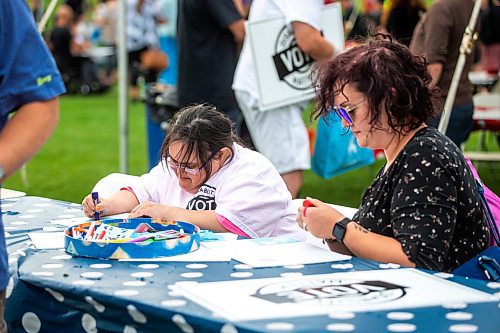 MIKAELA MACKENZIE / WINNIPEG FREE PRESS

Lisa Bergen (left) and Stephanie Magnusson make signs at the Disability Matters Vote Campaign at The Forks on Thursday, July 13, 2023. Standup.
Winnipeg Free Press 2023.