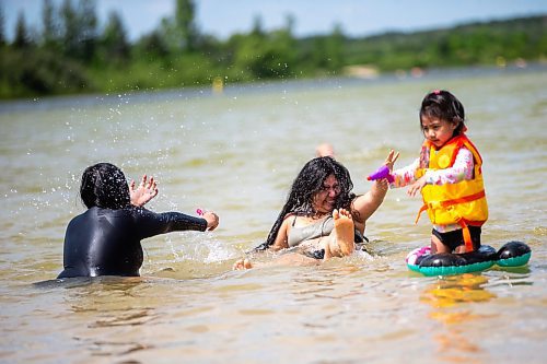 MIKAELA MACKENZIE / WINNIPEG FREE PRESS

Jessie (left, 15), Julia (14), and Jennah (three) Daquil play in the water at the beach at Bird&#x573; Hill Provincial Park, which has now been raked but previously had complaints about excessive goose poop, on Friday, July 14, 2023. For Danielle story.
Winnipeg Free Press 2023.