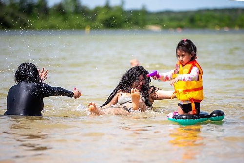 MIKAELA MACKENZIE / WINNIPEG FREE PRESS

Jessie (left, 15), Julia (14), and Jennah (three) Daquil play in the water at the beach at Bird&#x573; Hill Provincial Park, which has now been raked but previously had complaints about excessive goose poop, on Friday, July 14, 2023. For Danielle story.
Winnipeg Free Press 2023.