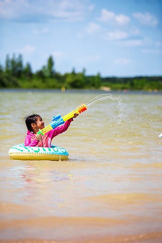 MIKAELA MACKENZIE / WINNIPEG FREE PRESS

Juliette Daquil (seven) plays in the water at the beach at Bird&#x573; Hill Provincial Park, which has now been raked but previously had complaints about excessive goose poop, on Friday, July 14, 2023. For Danielle story.
Winnipeg Free Press 2023.