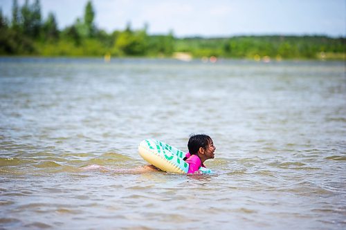 MIKAELA MACKENZIE / WINNIPEG FREE PRESS

Juliette Daquil (seven) plays in the water at the beach at Bird&#x573; Hill Provincial Park, which has now been raked but previously had complaints about excessive goose poop, on Friday, July 14, 2023. For Danielle story.
Winnipeg Free Press 2023.