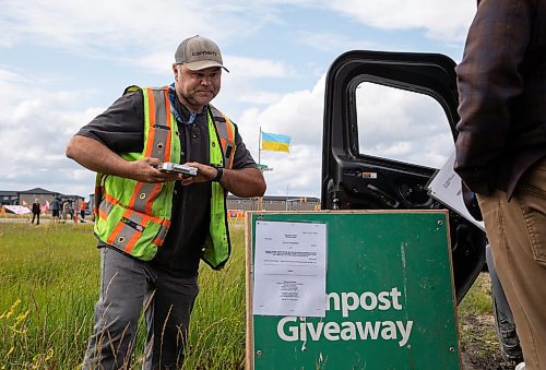 JESSICA LEE / WINNIPEG FREE PRESS

A city employee staples the injunction order to a sign at the Brady Landfill July 14, 2023.

Reporter: Chris Kitching