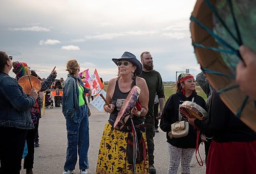 JESSICA LEE / WINNIPEG FREE PRESS

Protestors sing at Brady Landfill July 14, 2023 after the police visit.

Reporter: Chris Kitching