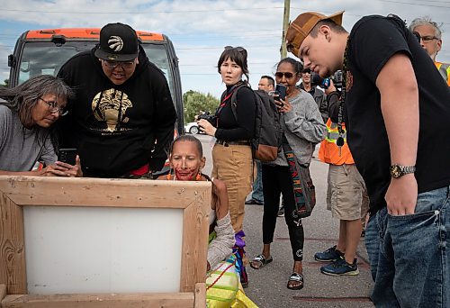 JESSICA LEE / WINNIPEG FREE PRESS

Protestors read the injunction order a city worker has just placed at the Brady Landfill July 14, 2023.

Reporter: Chris Kitching