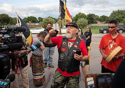 JESSICA LEE / WINNIPEG FREE PRESS

Joseph Munro tells the protestors to not get violent if the police come back to Brady Landfill July 14, 2023.

Reporter: Chris Kitching