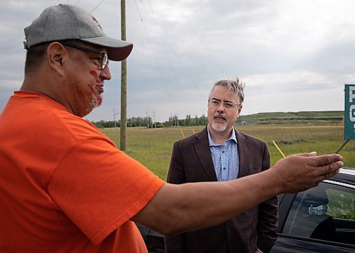 JESSICA LEE / WINNIPEG FREE PRESS

Protestor Darryl Contois chats with Tim Shanks, Director of Water and Waste, at the Brady Landfill July 14, 2023.

Reporter: Chris Kitching