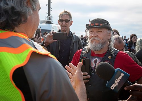 JESSICA LEE / WINNIPEG FREE PRESS

Joseph Munro chats with a police liaison at Brady Road July 14, 2023 after the police liaison tells the protestors they have to leave.

Reporter: Chris Kitching