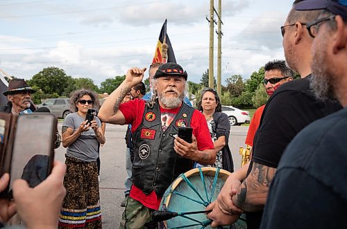 JESSICA LEE / WINNIPEG FREE PRESS

Joseph Munro tells the protestors to not get violent if the police come back to Brady Landfill July 14, 2023.

Reporter: Chris Kitching