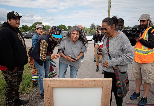 JESSICA LEE / WINNIPEG FREE PRESS

Protestors read the injunction order a city worker has just placed at the Brady Landfill July 14, 2023.

Reporter: Chris Kitching