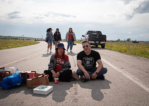 JESSICA LEE / WINNIPEG FREE PRESS

Robyn Johnston (left) and Darrell Marshall are photographed at Brady Landfill July 14, 2023.

Reporter: Chris Kitching