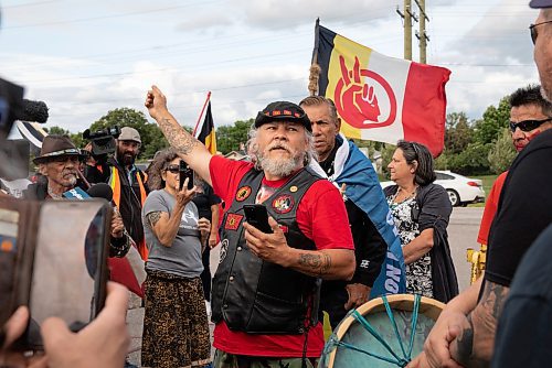 JESSICA LEE / WINNIPEG FREE PRESS

Joseph Munro tells the protestors to not get violent if the police come back to Brady Landfill July 14, 2023.

Reporter: Chris Kitching