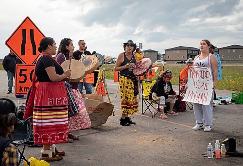 JESSICA LEE / WINNIPEG FREE PRESS

Protestors sing at Brady Landfill July 14, 2023.

Reporter: Chris Kitching