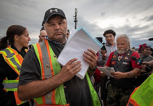 JESSICA LEE / WINNIPEG FREE PRESS

A city employee arrives for a second visit to the Brady Landfill July 14, 2023, ordering protestors to vacate the main road and handing out injunctions sealed with plastic bags. On the right, protestor Joseph Munro reads the injunction he has just been given.

Reporter: Chris Kitching