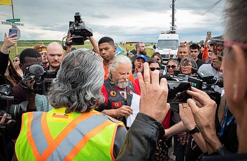 JESSICA LEE / WINNIPEG FREE PRESS

On the right, protestor Joseph Munro reads the injunction he has just been given by a city employee at Brady Landfill, ordering him to leave July 14, 2023.


Reporter: Chris Kitching