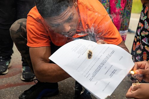 JESSICA LEE / WINNIPEG FREE PRESS

Devon Daniels from Long Plains First Nation burns an injunction order from the city July 14, 2023 at Brady Landfill. The order is telling the protestors they must leave the main road.

Reporter: Chris Kitching