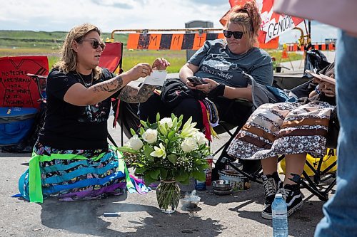 JESSICA LEE / WINNIPEG FREE PRESS

Melissa Robinson reads the card that came with flowers delivered by courier that arrived for Cambria Harris at the Brady Landfill July 15, 2023.

Reporter: Cierra