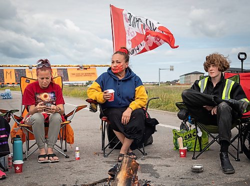 JESSICA LEE / WINNIPEG FREE PRESS

Protestors (from left) Robyn Johnston, Diane Ironstand and Inge are photographed July 15, 2023 at Brady Landfill. 

Reporter: Cierra
