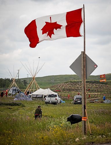 JOHN WOODS / WINNIPEG FREE PRESS
People still block a road to the cityճ Brady Road landfill despite a court injunction to vacate the area in Winnipeg, Sunday, July 16, 2023. The group is protesting the provinceճ refusal to pay for a search a landfill.
Reporter: macintosh