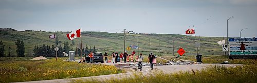 JOHN WOODS / WINNIPEG FREE PRESS
People still block a road to the cityճ Brady Road landfill despite a court injunction to vacate the area in Winnipeg, Sunday, July 16, 2023. The group is protesting the provinceճ refusal to pay for a search a landfill.
Reporter: macintosh