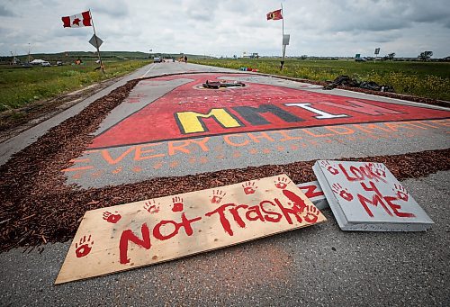 JOHN WOODS / WINNIPEG FREE PRESS
People still block a road to the city&#x2019;s Brady Road landfill despite a court injunction to vacate the area in Winnipeg, Sunday, June 16, 2023. The group is protesting the province&#x2019;s refusal to pay for a search a landfill.

Reporter: macintosh