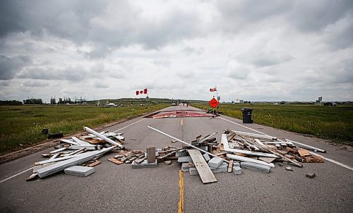 JOHN WOODS / WINNIPEG FREE PRESS
People still block a road to the city&#x2019;s Brady Road landfill despite a court injunction to vacate the area in Winnipeg, Sunday, June 16, 2023. The group is protesting the province&#x2019;s refusal to pay for a search a landfill.

Reporter: macintosh