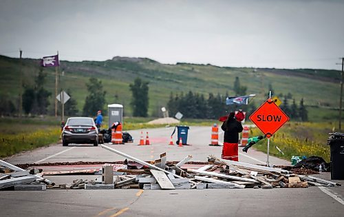 JOHN WOODS / WINNIPEG FREE PRESS
People still block a road to the city&#x2019;s Brady Road landfill despite a court injunction to vacate the area in Winnipeg, Sunday, June 16, 2023. The group is protesting the province&#x2019;s refusal to pay for a search a landfill.

Reporter: macintosh