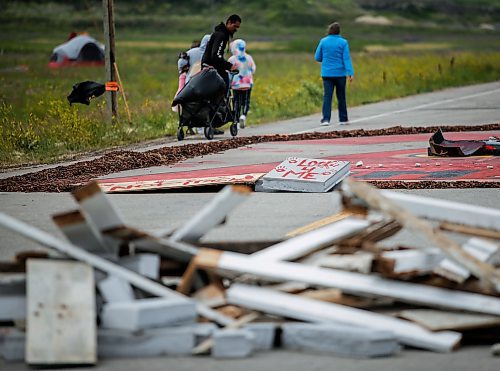 JOHN WOODS / WINNIPEG FREE PRESS
People head to a camp as they block a road to the city&#x573; Brady Road landfill despite a court injunction to vacate the area in Winnipeg, Sunday, June 16, 2023. The group is protesting the province&#x573; refusal to pay for a search a landfill.

Reporter: macintosh