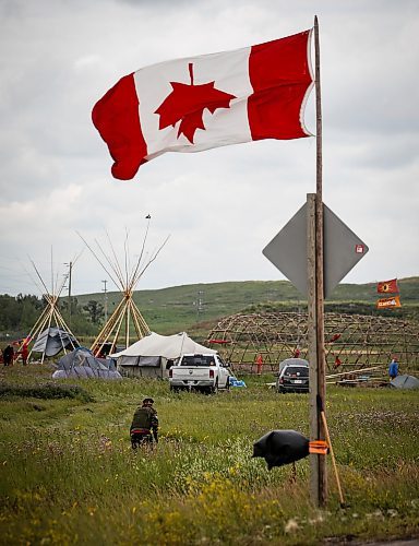 JOHN WOODS / WINNIPEG FREE PRESS
People still block a road to the city&#x2019;s Brady Road landfill despite a court injunction to vacate the area in Winnipeg, Sunday, June 16, 2023. The group is protesting the province&#x2019;s refusal to pay for a search a landfill.

Reporter: macintosh