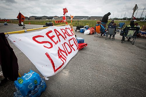 JOHN WOODS / WINNIPEG FREE PRESS
People still block a road to the city&#x573; Brady Road landfill despite a court injunction to vacate the area in Winnipeg, Sunday, July 16, 2023. The group is protesting the province&#x573; refusal to pay for a search a landfill.

Reporter: macintosh