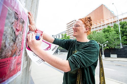 MIKAELA MACKENZIE / WINNIPEG FREE PRESS

Jae Janzen tapes up posters for their Fringe show, me:roar, at the RMTC on Monday, July 17, 2023. Standup.
Winnipeg Free Press 2023.