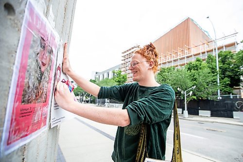 MIKAELA MACKENZIE / WINNIPEG FREE PRESS

Jae Janzen tapes up posters for their Fringe show, me:roar, at the RMTC on Monday, July 17, 2023. Standup.
Winnipeg Free Press 2023.