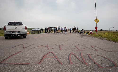 JESSICA LEE / WINNIPEG FREE PRESS

Media gather at Brady Landfill July 18, 2023 after the removal of the blockade at that site earlier that morning.

Reporter: Chris Kitching